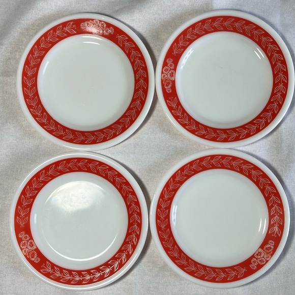 Vintage Pyrex Red Laurel Leaf 7” plates (Set of 4) - Picture 1 of 6